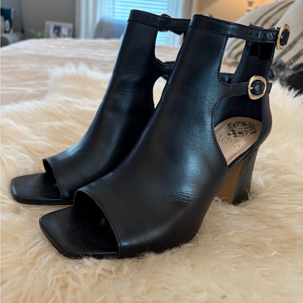 VINCE CAMUTO Elegant Black Leather Heeled Sandals